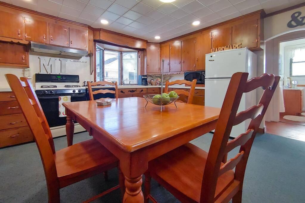 Huge Historic, W/Large Yard & Close To Beach Manistee Exterior foto